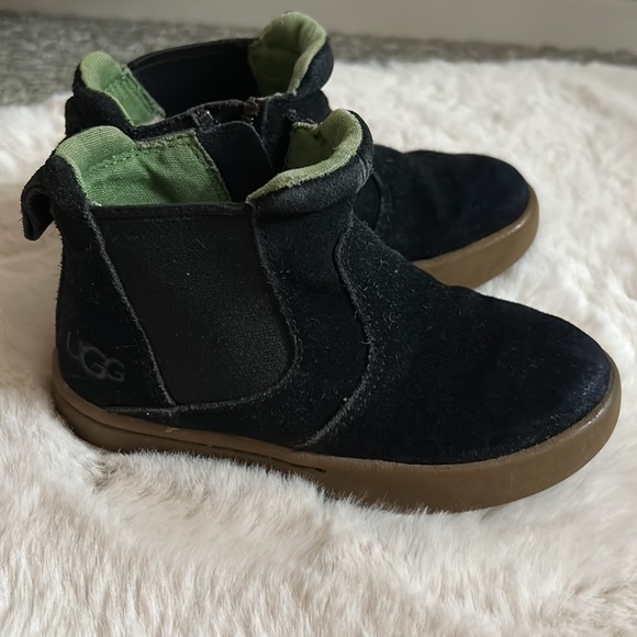 Size 8 little boys navy ugg boots - Picture 5 of 12